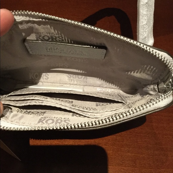 ⭐️Host Pick⭐️Michael Kors Jet Set Silver Wristlet - Picture 4 of 8
